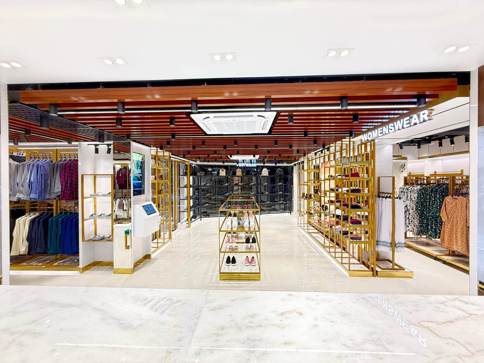 বরিশালে ধামাকা এন্ট্রি! প্রিমিয়াম লাইফস্টাইল ব্র্যান্ড ইল্লিয়ীনের মাল্টি-ব্র্যান্ড স্টোর উদ্বোধন, গ্র্যান্ড ওপেনিংয়ে চমক