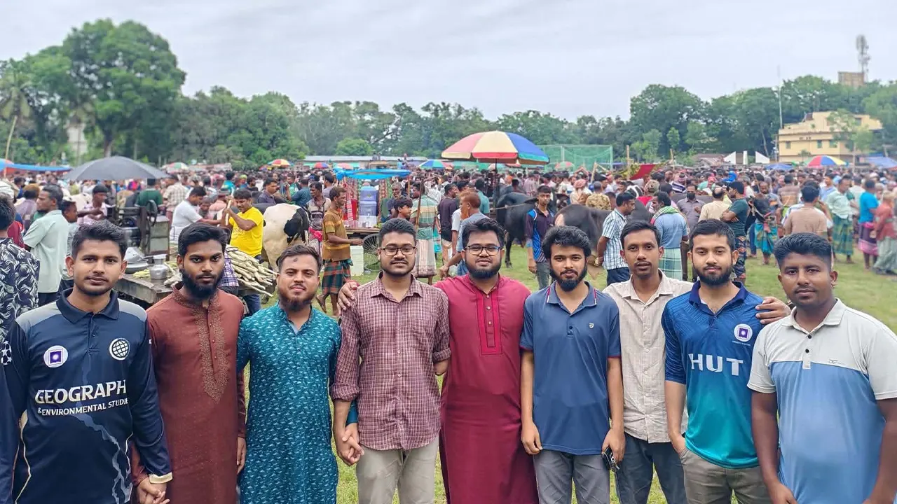 ৪ গরু ও ১ খাশি নিয়ে রাবি শিবিরের ‘মতিহারের কুরবানি’ আয়োজন