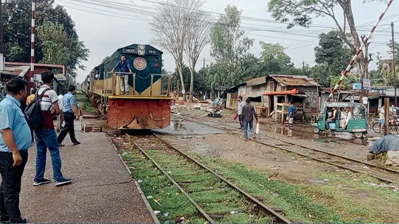 শতবর্ষের সিলেট-আখাউড়া রেলপথে দুর্ভোগ, ডাবল লাইনের দাবিতে অনড় যাত্রীরা