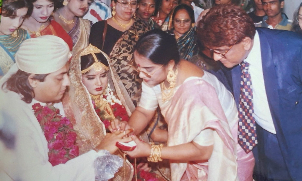 ৩১ বছর পর বিয়ের ছবি প্রকাশ, শ্বশুরকে স্মরণ ওমর সানীর