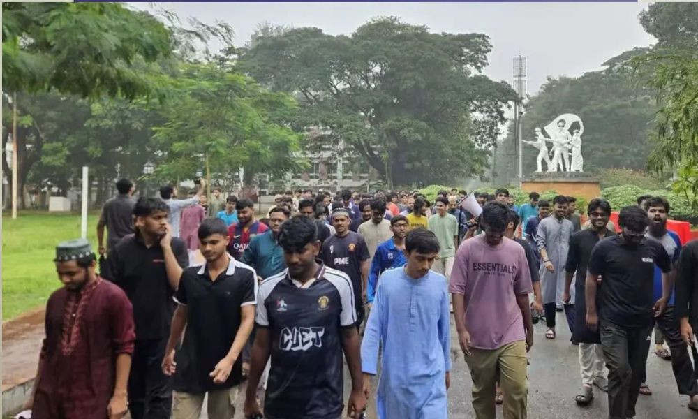 উপাচার্য পুনর্বহালের দাবিতে ছুটির দিনেও চুয়েটে বিক্ষোভ