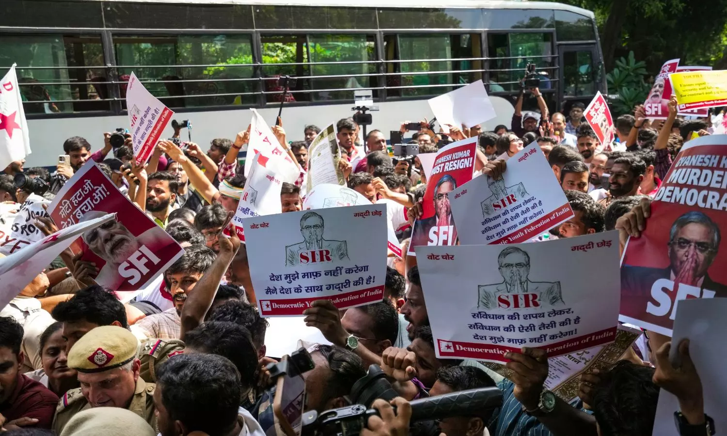 সিইসির পদত্যাগ চেয়ে দিল্লিতে বিক্ষোভ, ৭ শতাধিক আটক