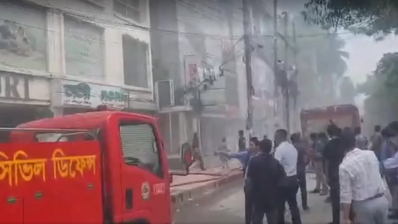 দুই ঘণ্টার চেষ্টায় ধানমন্ডির অ্যাপেক্স শোরুমের আগুন নিয়ন্ত্রণে