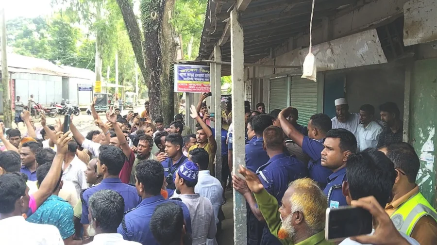 সকাল ৮টার আগেই শেষ সার বিতরণ, কৃষি কর্মকর্তাকে অবরুদ্ধ