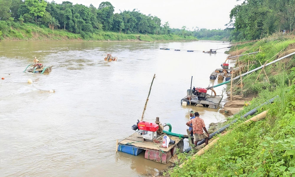 আশ্রয়ণ প্রকল্প ঘেঁষে ড্রেজারে বালু উত্তোলন, নদীভাঙনের শঙ্কায় ১৬০ পরিবার