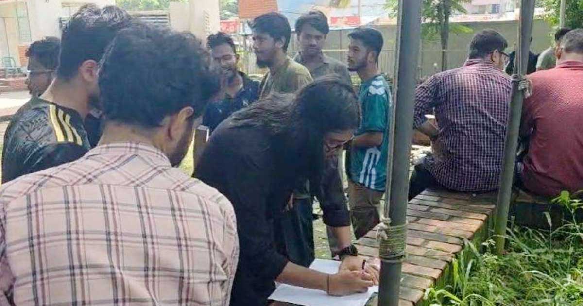 চুয়েটে সাবেক উপাচার্যকে ফেরানোর দাবিতে শিক্ষার্থীদের গণস্বাক্ষর
