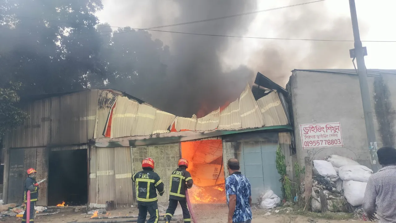 গাজীপুরের পুবাইলে ঝুটের গুদামে আগুন, আধা ঘণ্টায় নিয়ন্ত্রণে