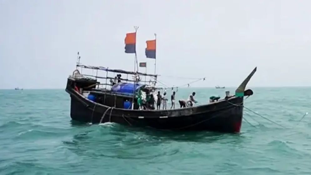 গভীর সমুদ্রে ইঞ্জিন বিকল, তিন দিন ধরে সাগরে ভাসছেন ১৭ জেলে