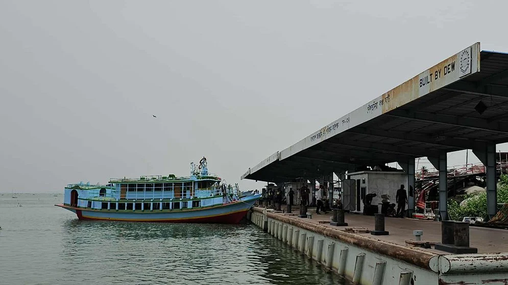 পদ্মায় স্রোত বেড়েছে, দৌলতদিয়া-পাটুরিয়া পথে ধীরগতির নৌযান চলাচল বন্ধ