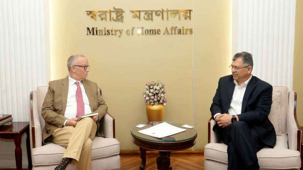 বাক্‌স্বাধীনতা ও নাগরিকের নিরাপত্তায় সরকার সচেতন: আইআরআই প্রতিনিধিদের স্বরাষ্ট্রমন্ত্রী