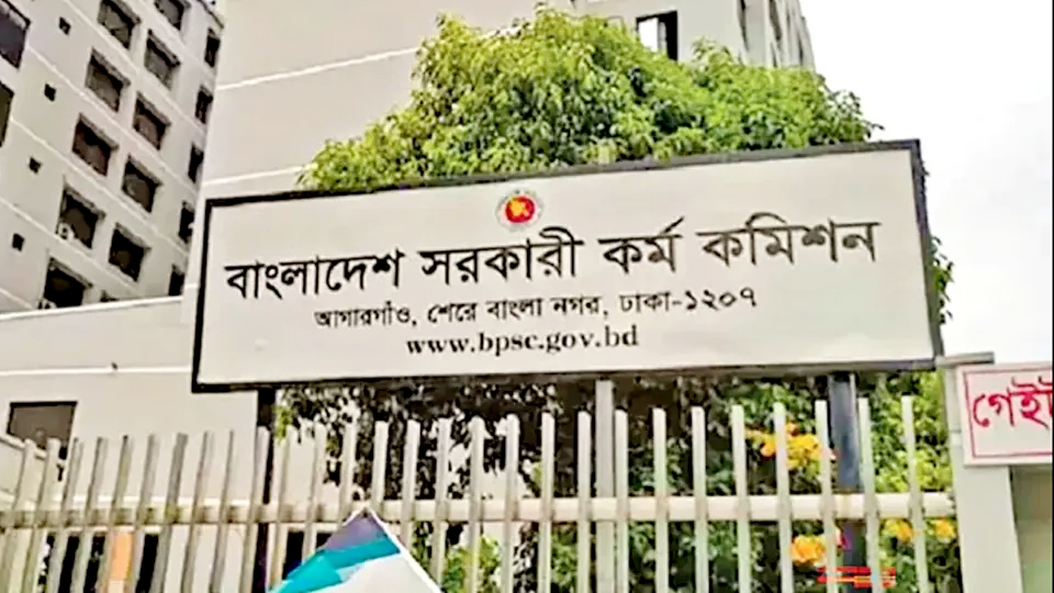 ৪৯তম বিসিএসের গেজেট নিয়ে এবি পার্টি: রাজনৈতিক পরিচয় যেন মানদণ্ড না হয়