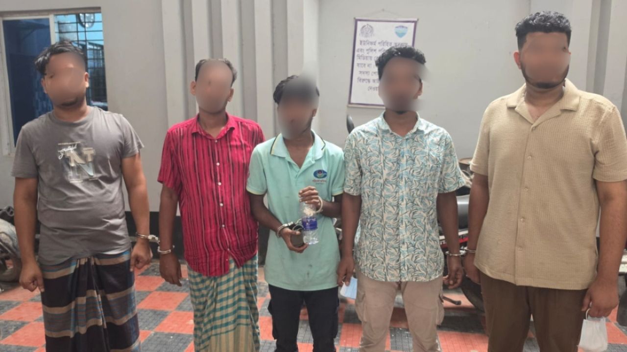 ফেনীতে ছাত্রলীগের মিছিল ঘিরে গ্রেপ্তার ২০, নেতৃত্বের অভিযোগে ৮