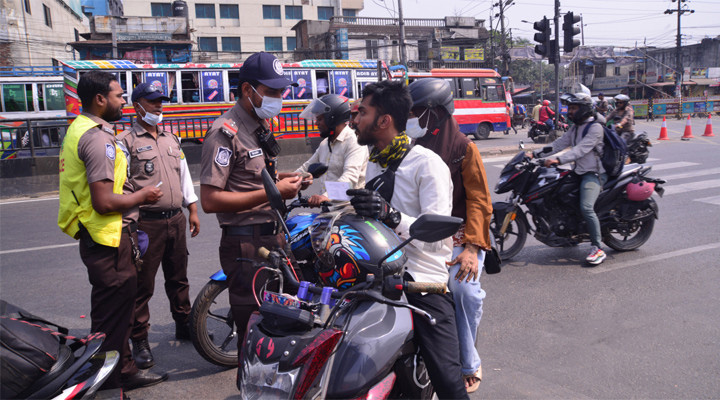 রাজধানীর ২৫০ পয়েন্টে চেকপোস্ট, বাড়ানো হয়েছে পুলিশের নিরাপত্তা