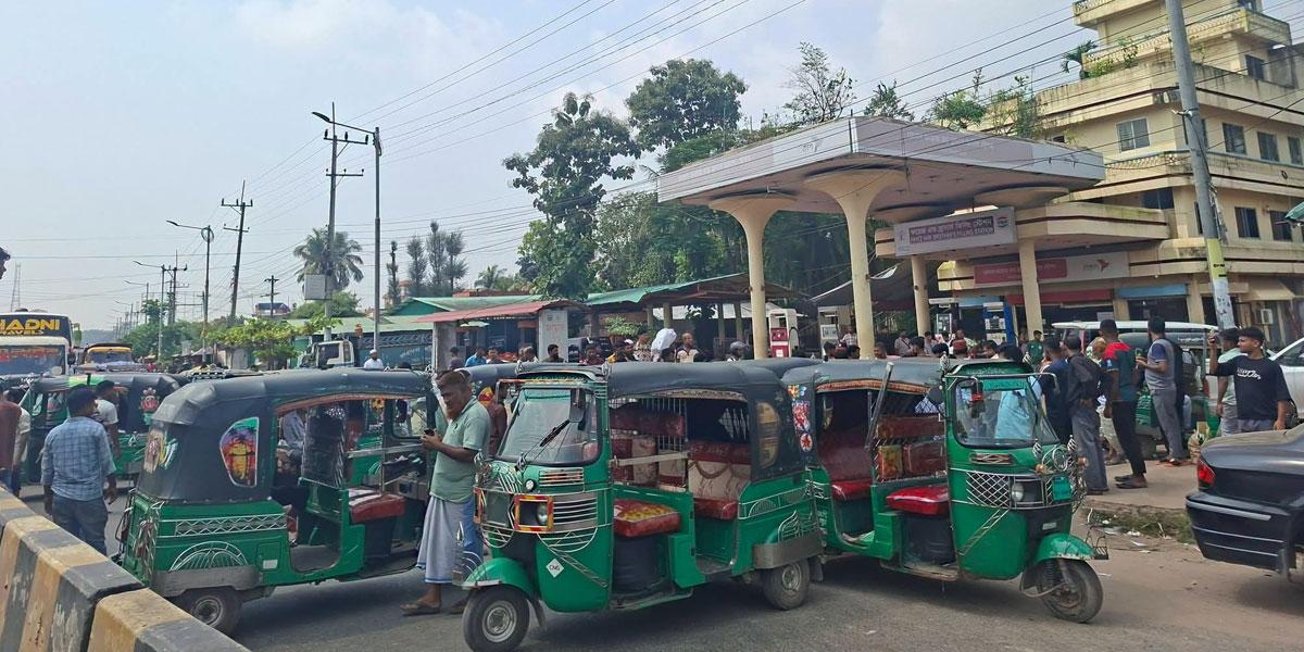 গ্যাস সংকট নিরসনের দাবিতে কক্সবাজার-চট্টগ্রাম মহাসড়ক অবরোধ