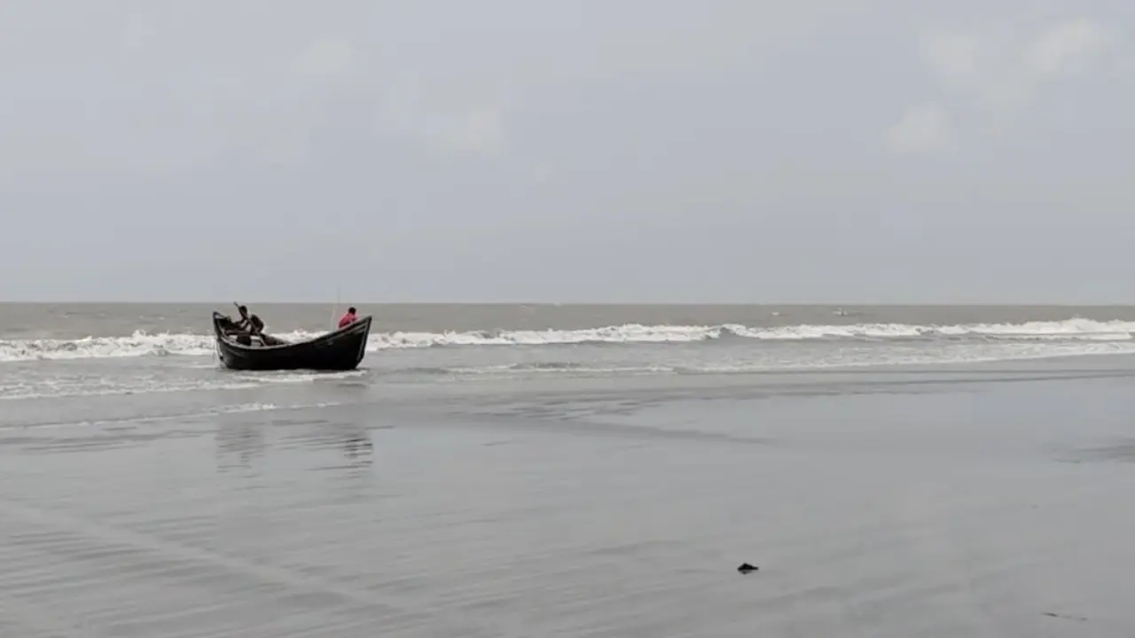 নিম্নচাপের প্রভাবে উপকূলে টানা বৃষ্টি, চার সমুদ্রবন্দরে ৩ নম্বর সতর্ক সংকেত বহাল