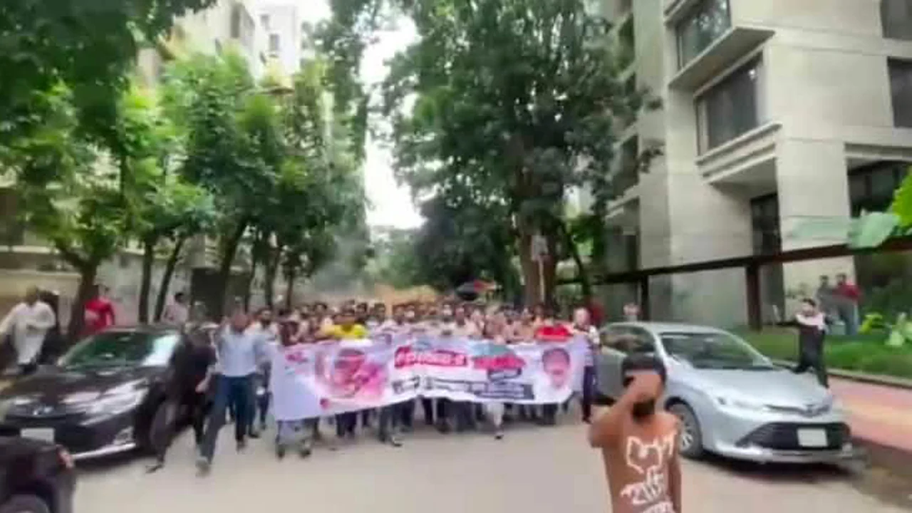 ধানমন্ডিতে আ. লীগের ঝটিকা মিছিল, ককটেল বিস্ফোরণে আটক ৪