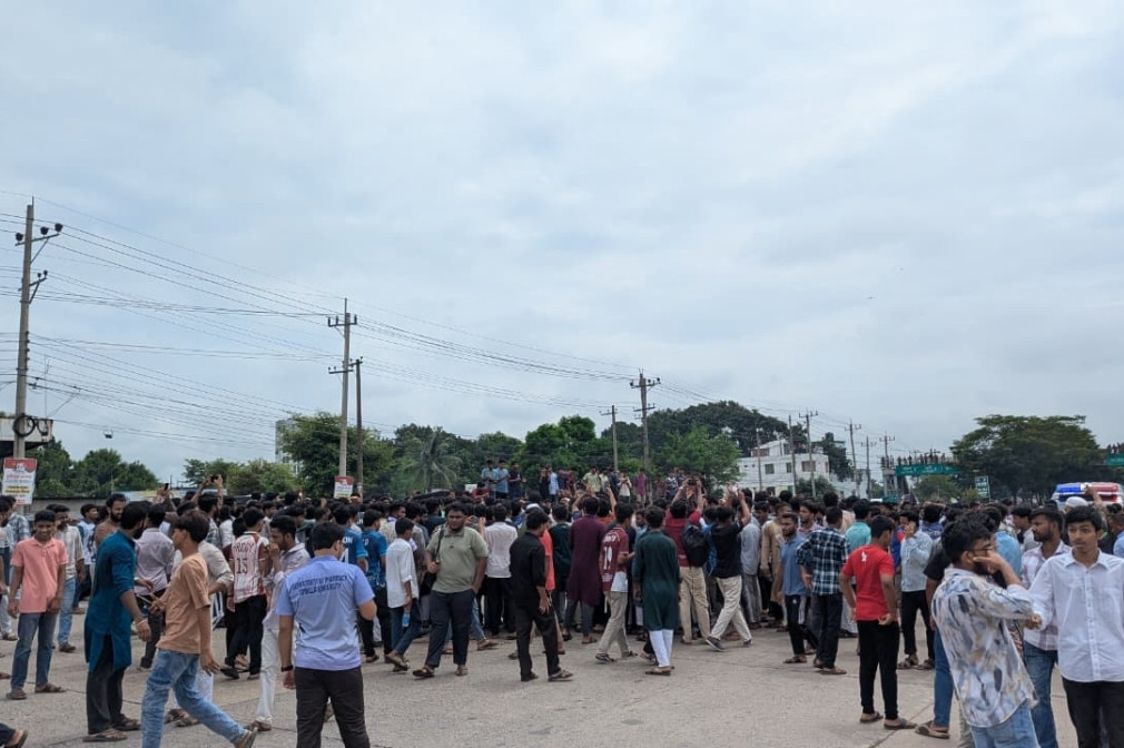 অপ্রতীম হত্যার বিচার দাবিতে ঢাকা-চট্টগ্রাম মহাসড়কে কুবি শিক্ষার্থীরা