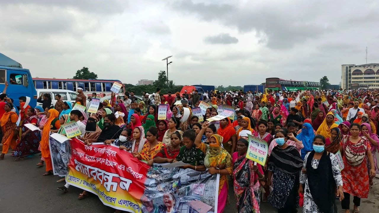 উচ্ছেদের পর পুনর্বাসনের দাবিতে টঙ্গীতে বস্তিবাসীদের সড়ক অবরোধ