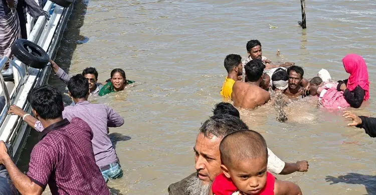 সন্দ্বীপে ফেরির ধাক্কায় পন্টুনের র‍্যাম্প ক্ষতিগ্রস্ত, নদীতে পড়লেন শিশুসহ যাত্রীরা
