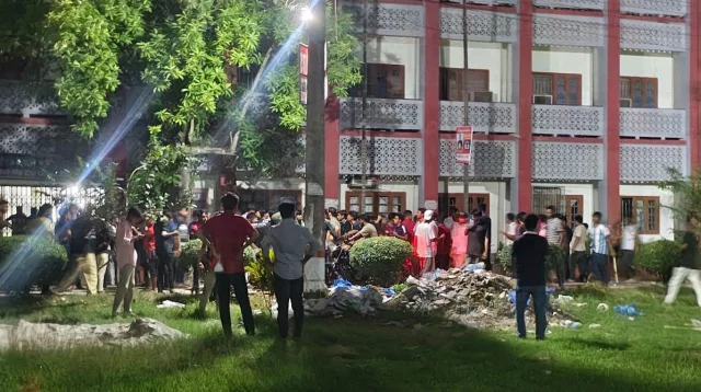 রাবিতে বসার জায়গা নিয়ে উত্তেজনা, দুই বিভাগের শিক্ষার্থীদের সংঘর্ষে আহত ৪