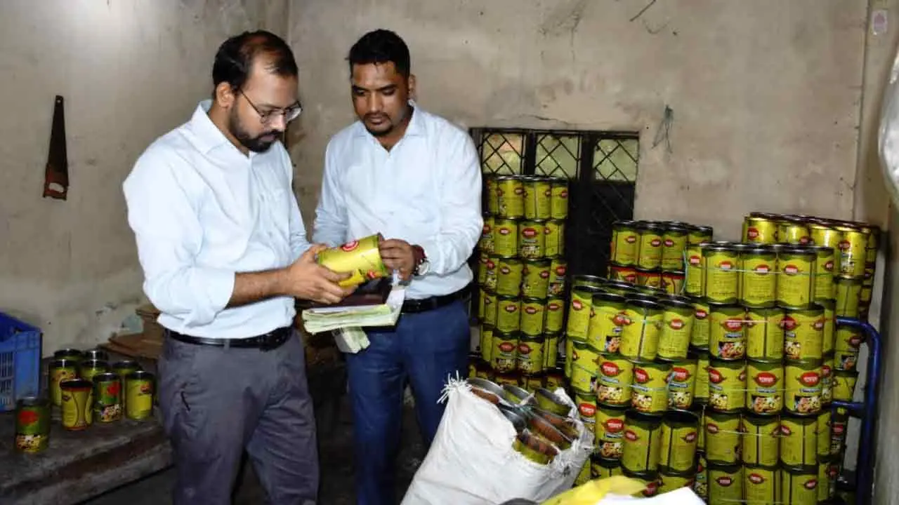 চট্টগ্রামে নকল ঘি তৈরির কারখানায় অভিযান, প্রতিষ্ঠানকে ২ লাখ টাকা জরিমানা