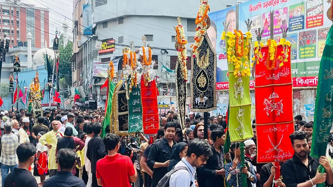 পবিত্র আশুরা উপলক্ষে হোসেনি দালান থেকে শুরু হলো ঐতিহাসিক তাজিয়া মিছিল