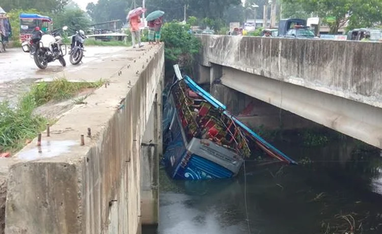 মানিকগঞ্জে ঢাকা-আরিচা মহাসড়কে বাস পানিতে পড়ে আহত ১০, চালক পলাতক