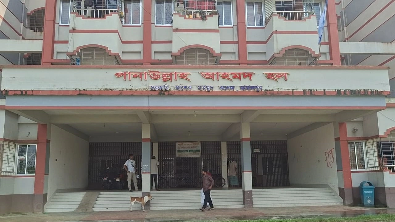 কলেজ হোস্টেলের পেছনে ঝুলন্ত যুবকের মরদেহ উদ্ধার