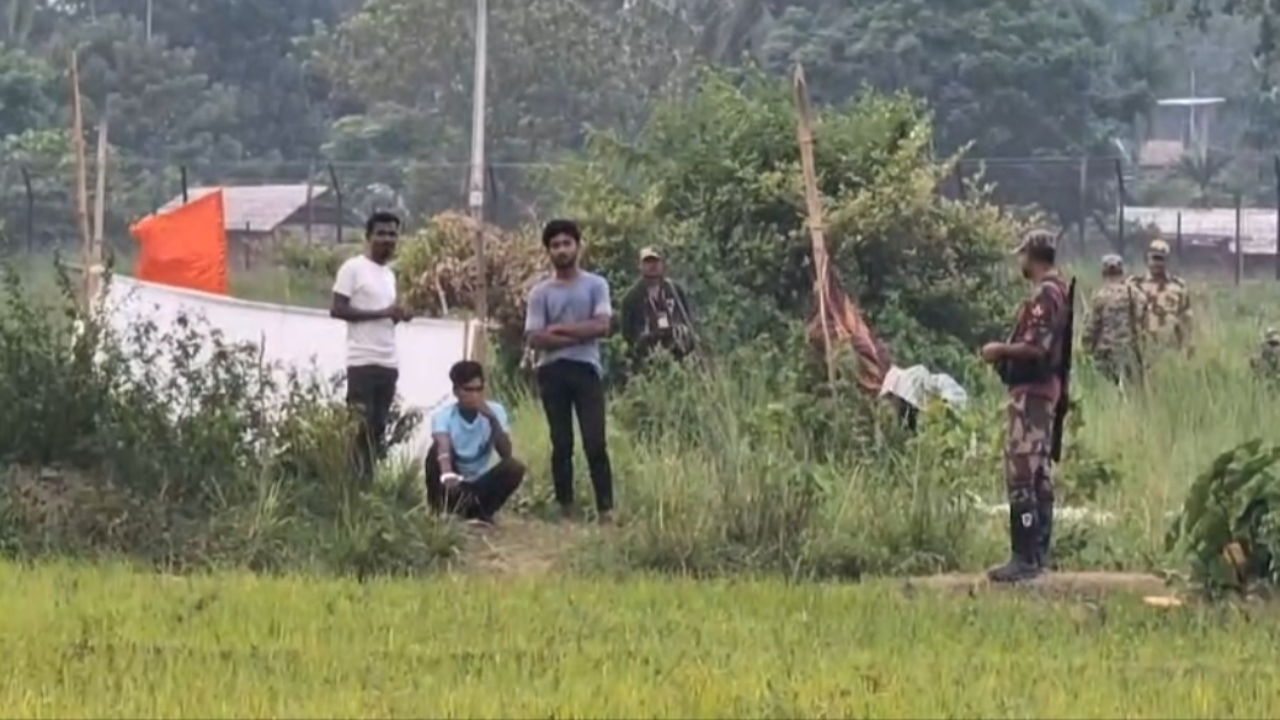 খোলা আকাশের নিচে ১৪ দিন, কুড়িগ্রাম সীমান্তের শূন্যরেখায় আটকে তিন যুবক