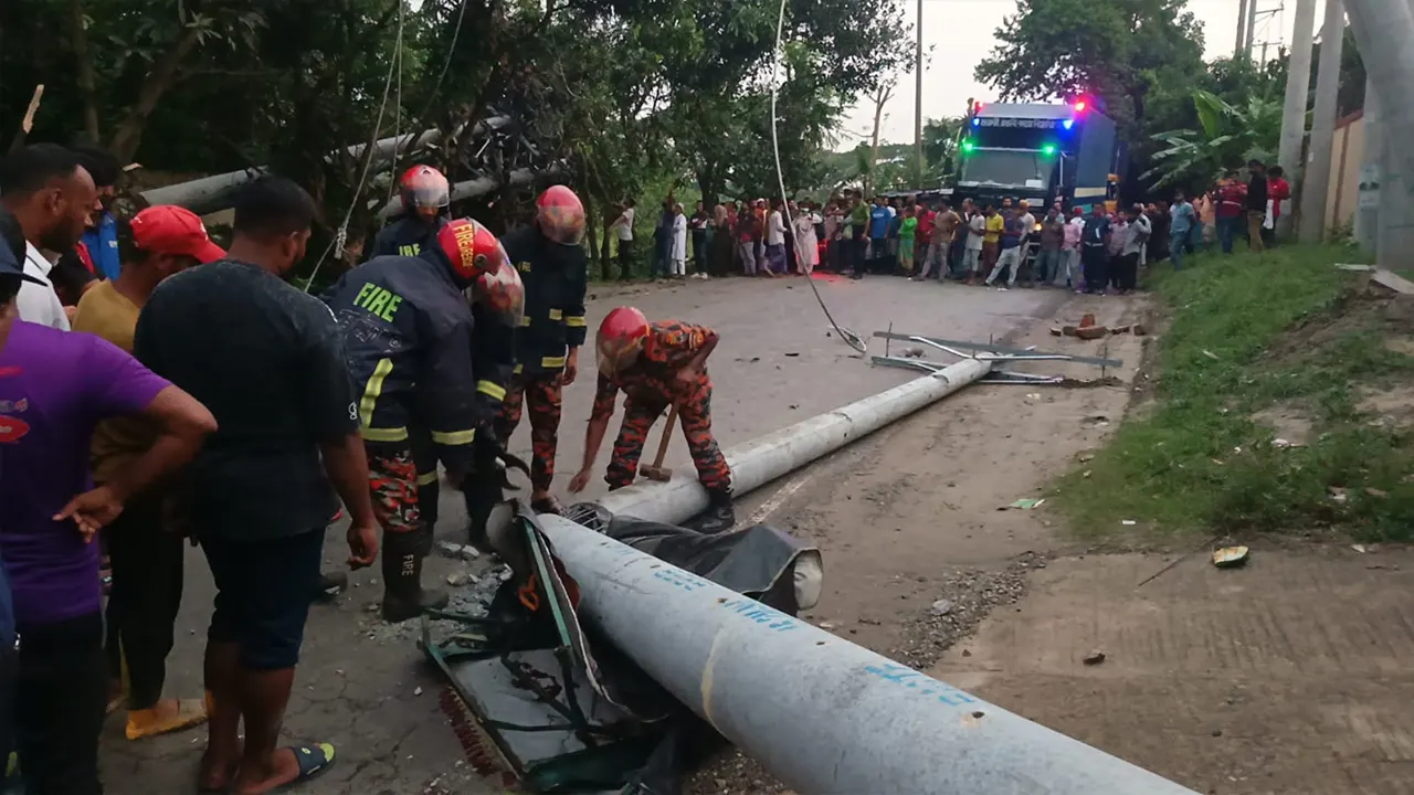 গাজীপুর-এ বিদ্যুতের খুঁটি ধসে মৃত্যু, ২০ কিমি যানজটে স্থবির টঙ্গী–ঘোড়াশাল সড়ক