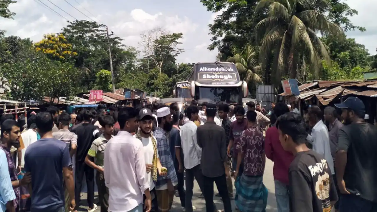ভ্যানচালক হত্যা: খুনিদের গ্রেপ্তারের দাবিতে ঢাকা-বরিশাল মহাসড়ক অবরোধ