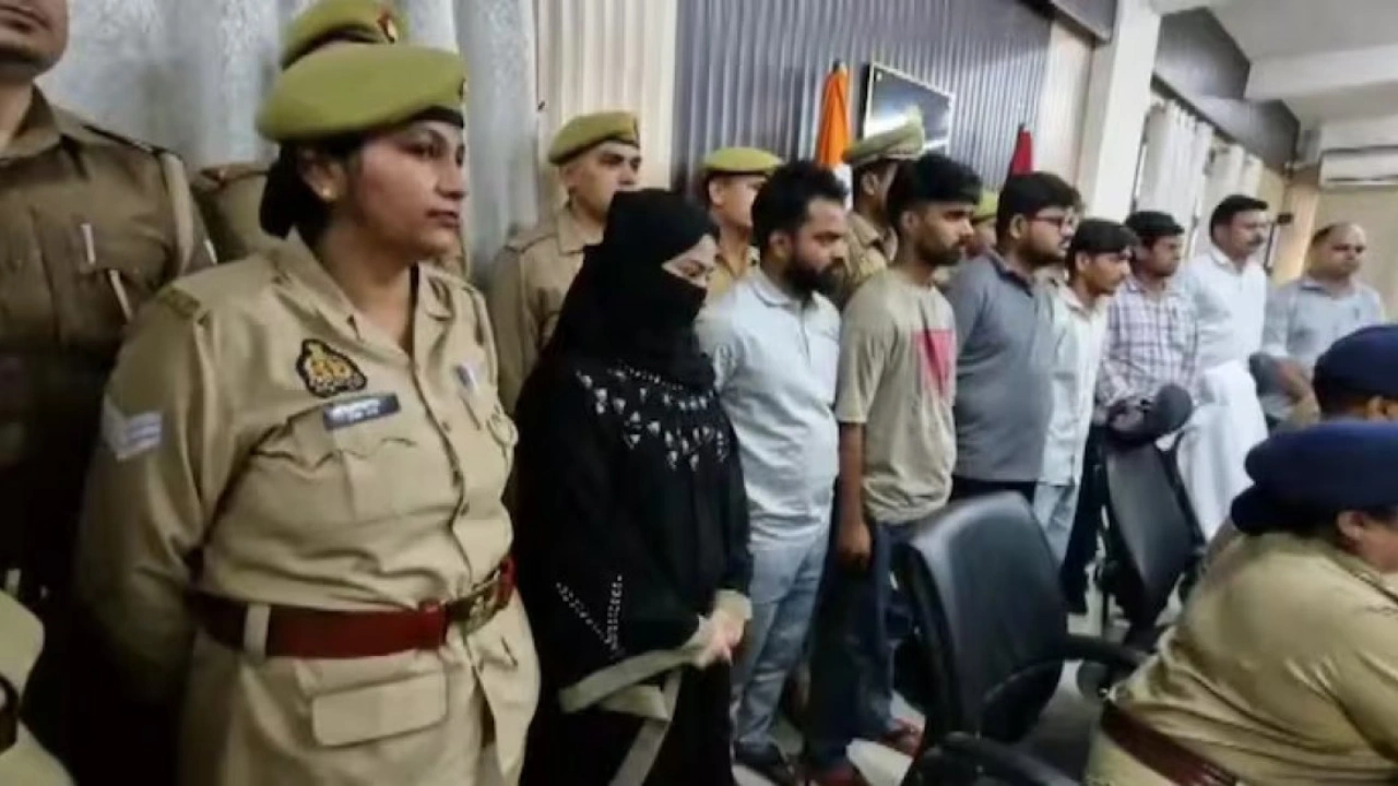 প্রেমিকের সঙ্গে পালানোর পরিকল্পনা, নিজের বাড়িতেই ডাকাতি করাল তরুণী