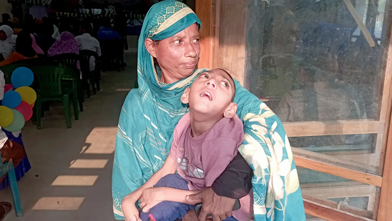আট বছরেও হাঁটতে পারে না আয়াত, একটি হুইলচেয়ারের অপেক্ষায় দিনাজপুরের অসহায় পরিবার