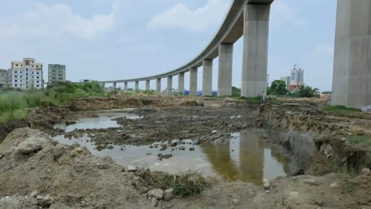 পদ্মা রেলসেতুর নিচের মাটি কেটে ইটভাটায় বিক্রির অভিযোগ, ঝুঁকিতে গুরুত্বপূর্ণ অবকাঠামো