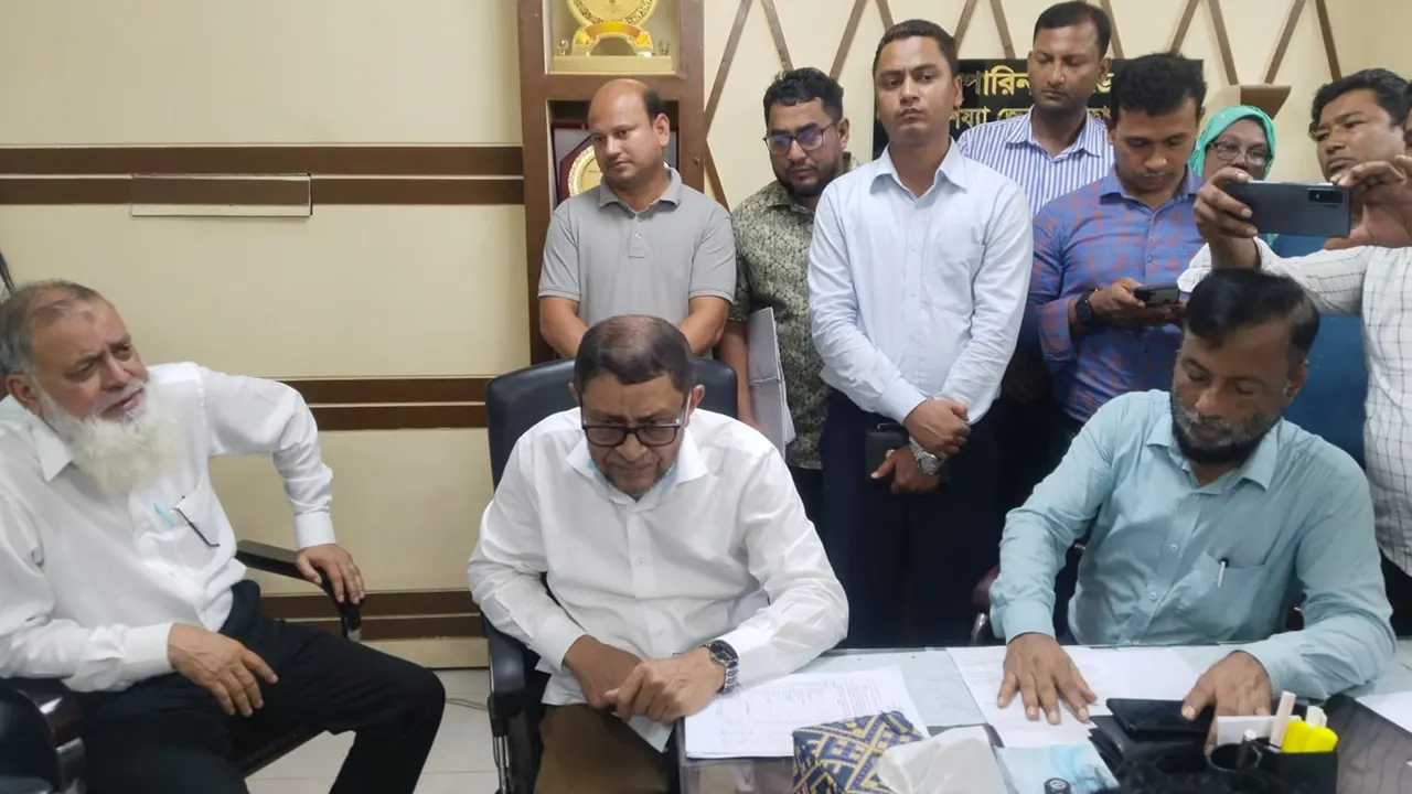 নোয়াখালী জেনারেল হাসপাতালে স্বাস্থ্যমন্ত্রীর আকস্মিক পরিদর্শন, অনিয়মের অভিযোগে তত্ত্বাবধায়ক ক্লোজড