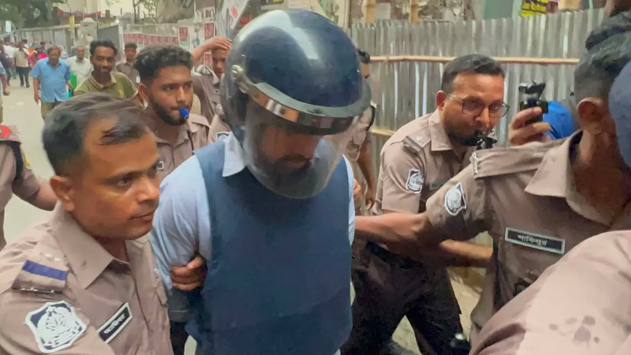 স্ত্রীর মৃত্যুর মামলায় রিমান্ড শেষে কারাগারে অভিনেতা যাহের আলভী, তদন্তে ‘গুরুত্বপূর্ণ তথ্য’ পাওয়ার দাবি পুলিশের