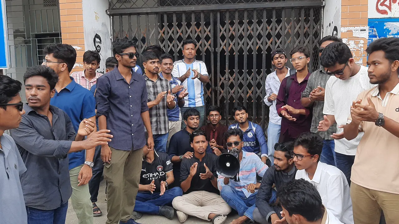 বিএম কলেজ শিক্ষার্থীর ওপর হামলার প্রতিবাদে বরিশালে সড়ক অবরোধ, বিচারের দাবিতে বিক্ষোভ