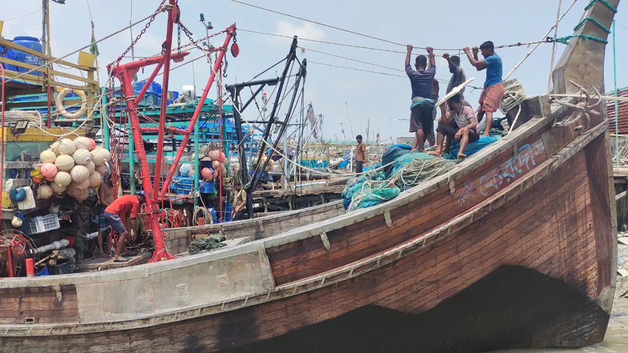বঙ্গোপসাগরে অবৈধ ট্রলিং সিন্ডিকেটের দৌরাত্ম্য, হুমকিতে ইলিশ ও সামুদ্রিক জীববৈচিত্র্য