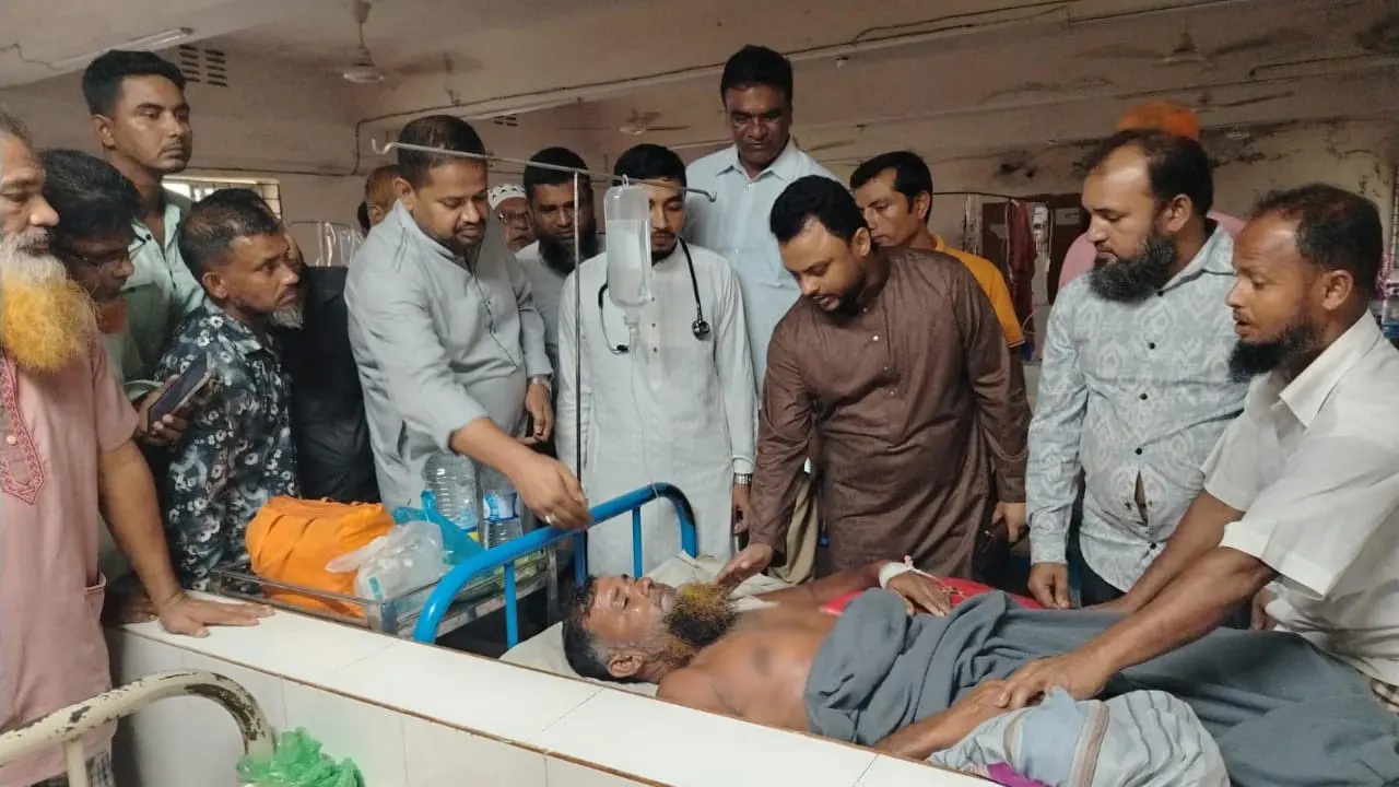 তিন দিন সাগরে ট্রলার আঁকড়ে জীবিত থাকার লড়াই, নিখোঁজ সহকর্মীদের জীবিত ফেরার আশা আল আমিনের