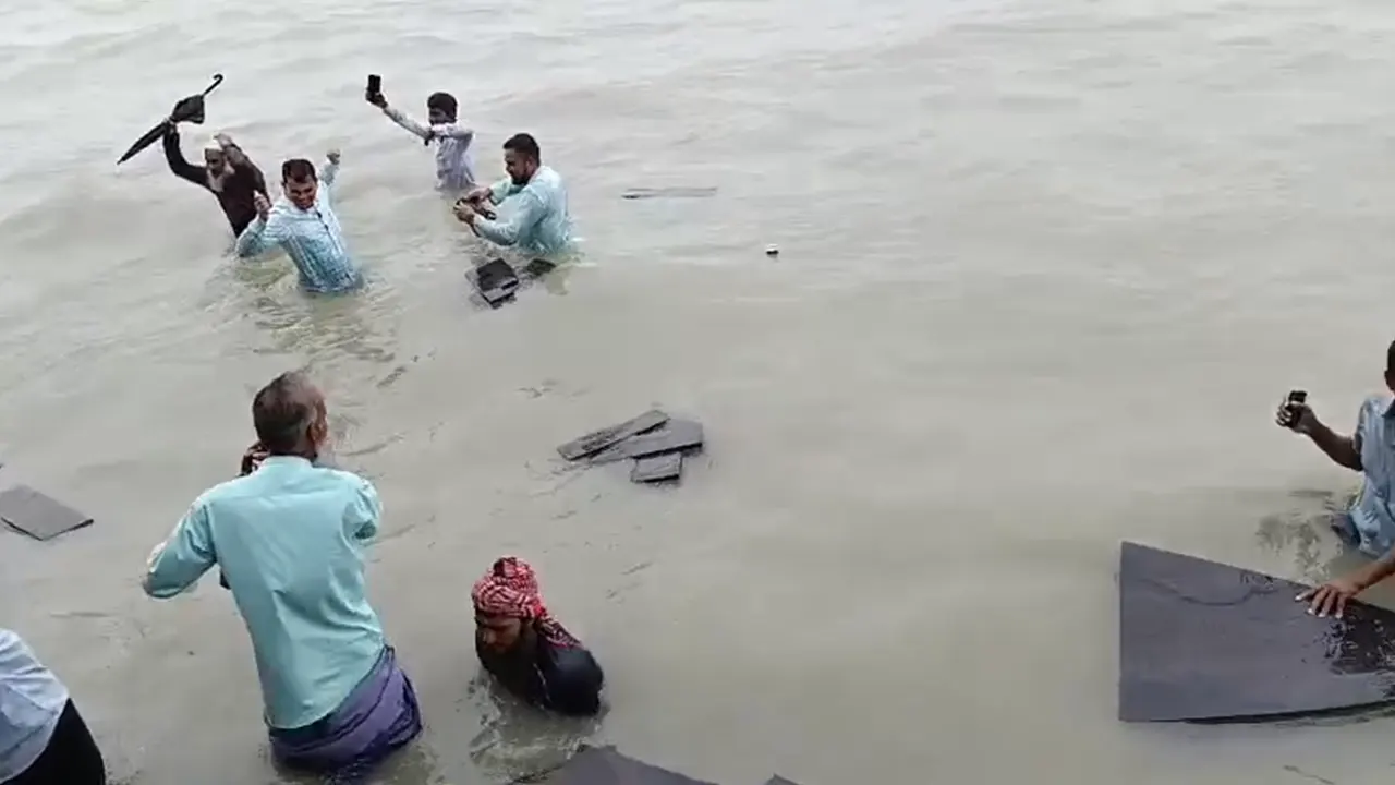 প্রধানমন্ত্রীর কর্মসূচিতে যাওয়ার পথে মেঘনায় ট্রলারডুবি, ৩০ নেতাকর্মী উদ্ধার