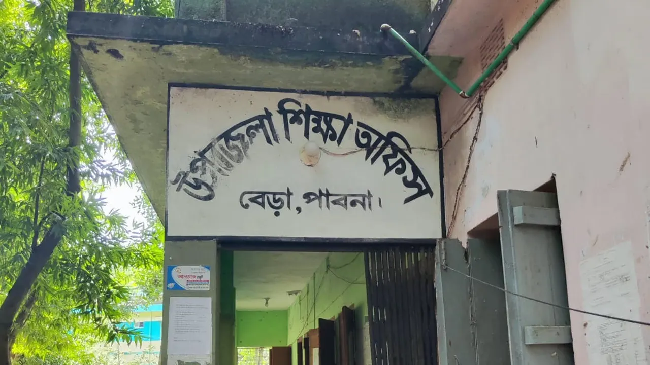 পাবনায় ৫০ প্রাথমিক বিদ্যালয়ের সব শিক্ষককে শোকজ, এফএলএন লক্ষ্যমাত্রা পূরণে ব্যর্থতার অভিযোগ