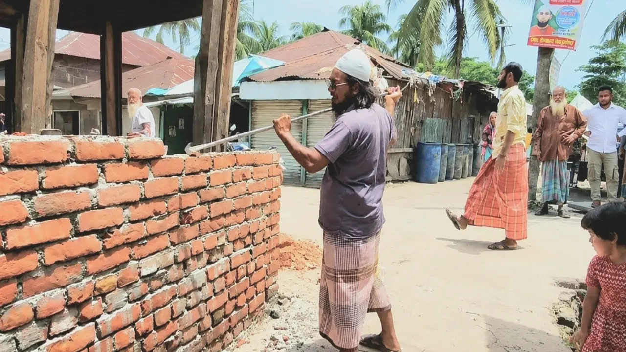 পটুয়াখালীতে বিদ্যালয়ের নির্মাণাধীন দেয়াল ভাঙার অভিযোগ যুবদল নেতার বিরুদ্ধে