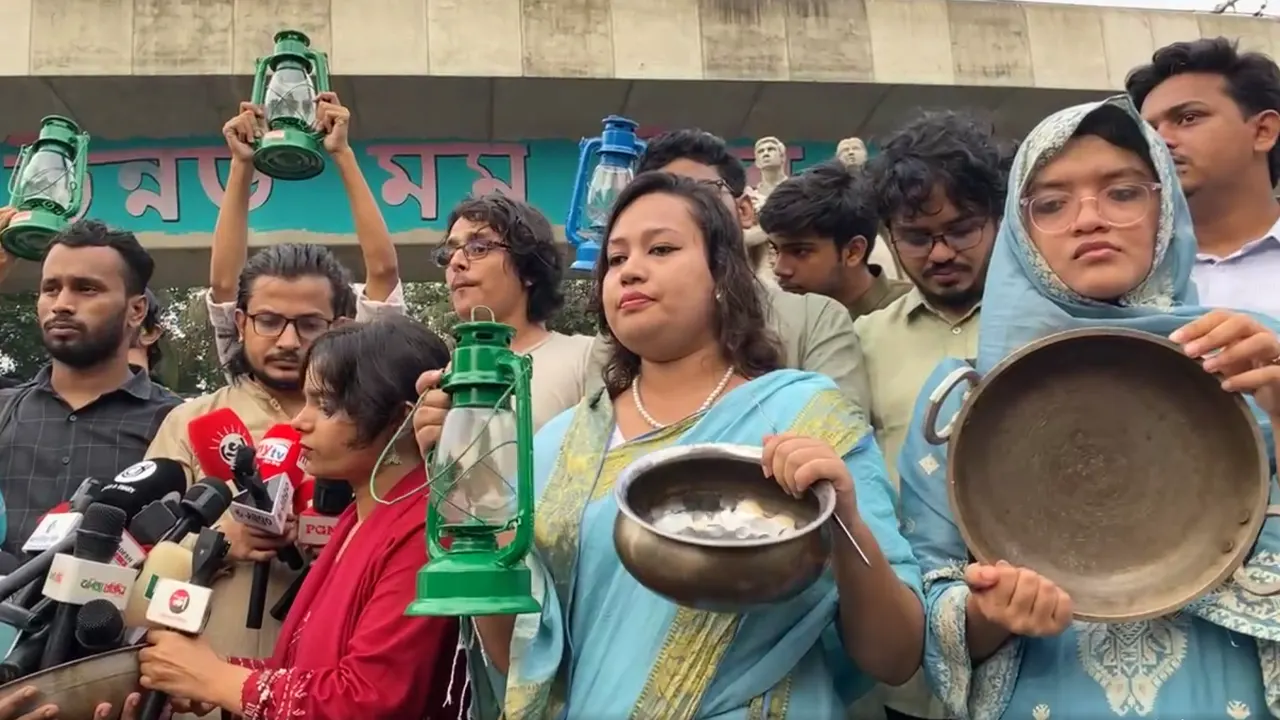 গ্যাস-বিদ্যুৎ সংকটের অভিযোগ, ঢাবিতে হারিকেন ও হাড়ি-পাতিল নিয়ে বিক্ষোভ