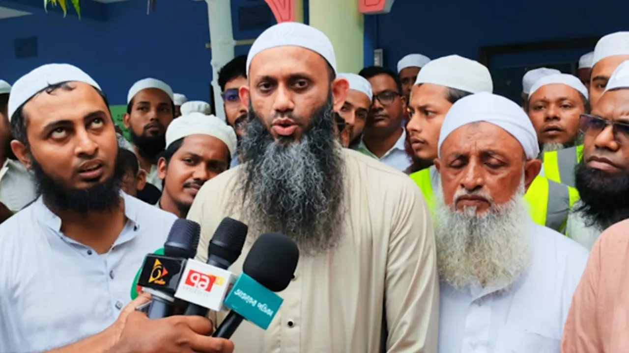 ফটিকছড়িতে হেফাজত আমিরের সঙ্গে সাক্ষাৎ, দোয়া নিলেন ধর্ম প্রতিমন্ত্রী
