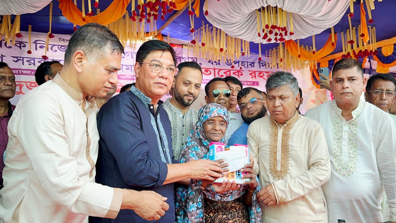 শাহবাগের ফুটপাত ছেড়ে নতুন বাড়িতে গোলাপি বেগম