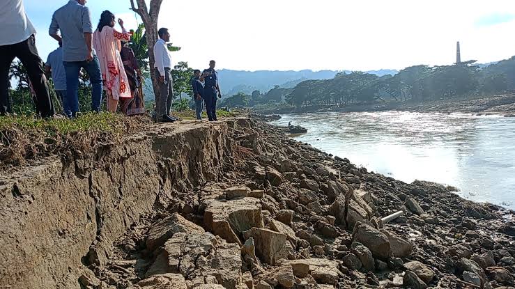 খয়রাবাদ নদীর ভাঙনে ঝুঁকিতে ২০০ পরিবার, দ্রুত বেড়িবাঁধের দাবি