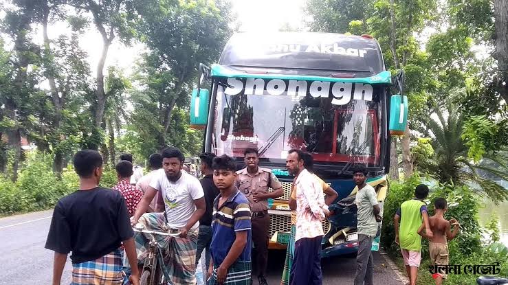 ফকিরহাটে বাসের ধাক্কায় ভ্যানযাত্রী নিহত, ছেলে ও চালক গুরুতর আহত
