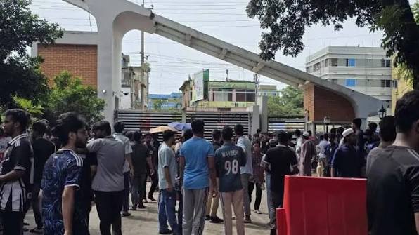 উপাচার্য পরিবর্তনের প্রতিবাদে উত্তাল চুয়েট, মূল ফটকে শিক্ষার্থীদের অবস্থান