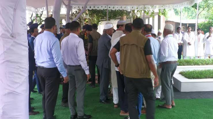 ঠাকুরগাঁওয়ে গিয়ে বাবা-মায়ের কবর জিয়ারত করলেন রাষ্ট্রপতি