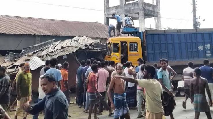 লালমনিরহাটে নিয়ন্ত্রণ হারানো ট্রাকের ধাক্কা, নিহত ৩
